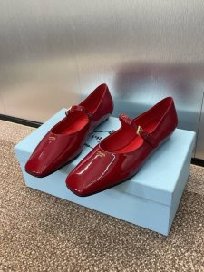工厂价 PRADA 2025春夏新款方头低跟女鞋 普拉达粗跟果冻色时尚百搭单鞋材质:鞋面进口牛漆皮+水染羊皮内里+意大利注塑真皮大底跟高：2.5CMSize：3