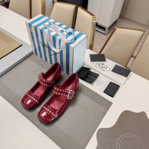 冲孔饰金属搭扣端庄风玛丽珍单鞋系列 顶级包装配套最高版本 PRADA 2025s普拉达春夏新品， 顶级版本 实力来袭！手工撞钉冲孔饰金属搭扣端庄风玛丽珍单鞋，少