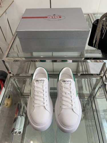 prada 普拉达 25Ss新款 休闲小白鞋 情侣款 p家时尚小白鞋 重版推出 高品质出货 优雅大方 上脚舒适 超级经典 上脚超轻超级舒适 面料 丝稠牛皮 内里