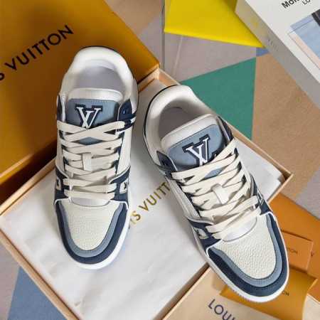 顶级版本： Lv Tarine路易威登l家 驴牌 情侣款 休闲 运动鞋 滑板鞋 原版购入开发 做货 本款 Lv Trainer 运动鞋融合正绒面牛皮革和粒面牛皮 - 点击图像关闭