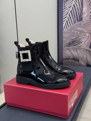 顶级版本 rv fw24 方扣切尔西短靴新品 经典的切尔西靴型，搭配经典方扣，辨识度极高的单品！小牛皮质感叫绝、越穿越有质感！ 鞋底加厚 高密度发泡材质，轻盈舒