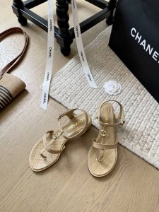 chanel 经典春夏粗跟凉鞋 ！ 系列都有 带图询价！ 上脚真的很美~通勤百搭款！ 5Cm增高 显高又不累脚 鞋面牛皮 内里羊皮 真皮大底 码数:35-40