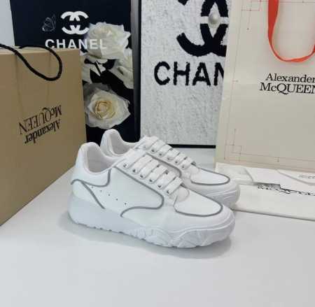 工厂价： 飞机盒alexander Mcqueen 顶级版弯底拼色 面料：哑对光版丝牛绸皮 材料全是意大进利口 Logo：都是压印logo，凹凸感高级定制版 内 - 点击图像关闭