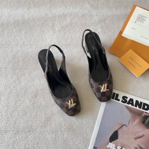橙子出厂价p louis Vuitton 路易威登 Lv新款 包头粗跟凉鞋 后空单鞋 跟高 7Cm 码数 34-41 备注 34.40.41定制不退换