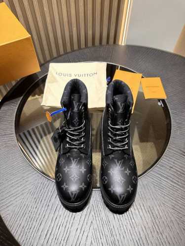 LV Ranger 联名老花马丁靴 情侣款及踝靴拼接正绒面革和 Monogram 提花织物，演绎都市惬意。宽幅织物鞋带和轻盈微型凸纹外底成就瞩目细节，LV 字母