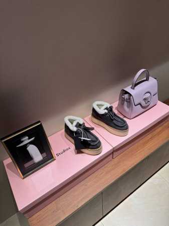 PRADA 普拉达2024秋冬新款△三角标一脚蹬羊毛鞋，厚底靴 雪地靴 双色擦色牛绒真羊羔毛棉靴雪地靴真皮沿条 双色TPU大底 材质细节可对比原版，市面普通版本 - 点击图像关闭