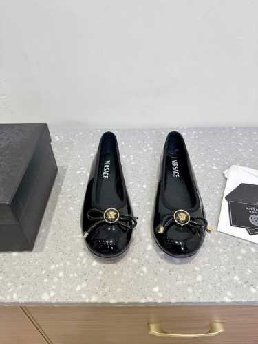 versace 范思哲 25Ss春夏新款 蝴蝶结玛丽珍 单鞋 米兰秀场同简约干练的版型，童话般的亚特兰蒂斯或神奇的海洋主题，明亮的彩色配色，鲜艳的颜色和自由的轮