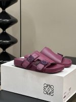女 男 p Loewe Ss24 New Arrival l家24春夏水台拖鞋 鞋底造型很别致呀 舒适度漏眼可见 小牛皮鞋面 包裹水台的也是同种牛皮 非常舒适养