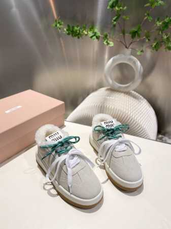 出厂价 MIUMIU 缪缪2024新款美式复古风~ 颜值担当火爆款运动鞋 不得不入的一款～做旧时尚，简约高级 随意搭配上脚非常舒适，年度必入款！ 早春最新走秀款 - 点击图像关闭