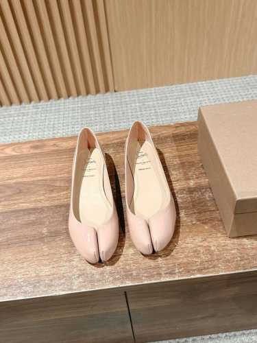 克里斯提 鲁布托联名马吉拉分趾高跟单鞋 Maison Margiela 与 Christian Louboutin 推出首个联名鞋履系列 全新合作以两种互相交融