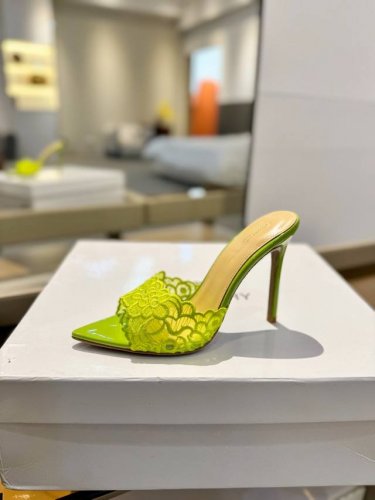 价格P： Gianvito Rossi 经典款尖头电绣高跟鞋，它的出现就像夜空中最璀璨的星辰。经典的款式，永恒的魅力，电绣的图案更是为其增添了梦幻的色彩。每一步