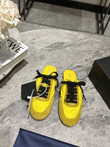 Prada 普拉达春夏秀款薄底德训鞋半拖女 25ss秀款出境率最高的单品 鞋面麂皮有肌理感，内里羊皮包裹，软软糯糯的 鞋垫加厚小羊皮，踩上去无比舒适，有支撑感，