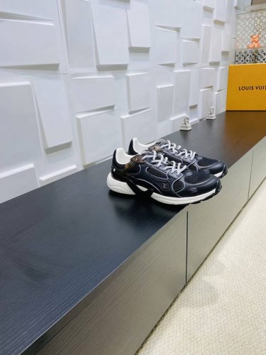 顶级版本 情侣款 lv 路易威登L家 驴牌 最新Olympia系列 情侣款 休闲鞋 运动鞋 跑鞋 本款 Lv Olympia 运动鞋融合网格面料与金属质感合成皮