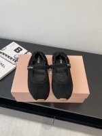 Miu Miu 缪缪 25Ss新款 芭蕾跳舞鞋 鞋面设计立体豆豆绣简单很随意不羁 复古颜值满分 又能体现单宁美感 整双鞋子设计简约时尚 上脚非常轻便而且百搭码数