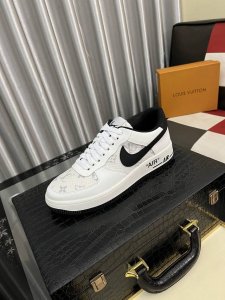 出厂价Pp： 迪奥Dior 新款休闲鞋，必爆款 ，采用潮流时尚鞋 最新爆款鞋面采用进口牛皮+专用印花面料拼接设计 ，羊皮垫脚，舒服橡胶大底 上脚轻巧舒适 实物更