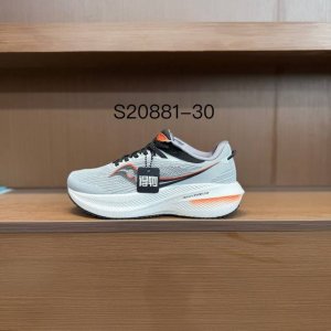 纯原 Saucony Triumph 21索康尼胜利21代旗舰级缓震型跑鞋 性能相比前几代再升级：鞋面采用全新升级的工学网设计 贴合脚部更透气 中底部分使用最新