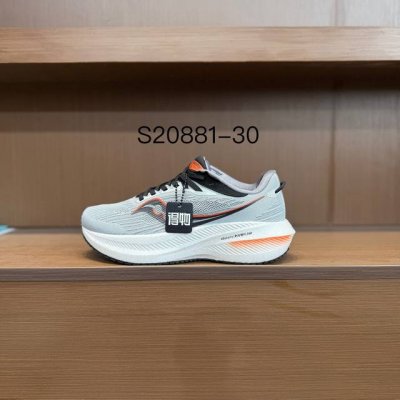 纯原 Saucony Triumph 21索康尼胜利21代旗舰级缓震型跑鞋 性能相比前几代再升级：鞋面采用全新升级的工学网设计 贴合脚部更透气 中底部分使用最新