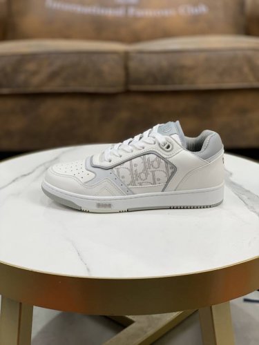 p直销P 女鞋工厂P 迪奥 Dior B27系列最新火爆情侣款休闲运动鞋。耗时三个多月终于完美复刻，我们把每一个细节做得和正品一模一样。出货果断自留款式，喜欢运