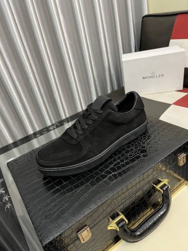 出厂价pp： Moncler 蒙口、官网同款 高品质男鞋 材料：定制小牛皮 羊皮内里真皮鞋垫 原版开模防滑大底款式类型：男士休闲运动鞋 系带款男鞋系列 欧美潮流