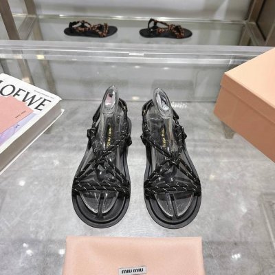 miumiu*缪缪 25夏季新品 全球最火凉鞋 出现在各大时装杂志封面 各路明星 小红书博主着用 搭配长裙 鞋面 牛皮 绳子 内里 羊皮内里 码数 35-41