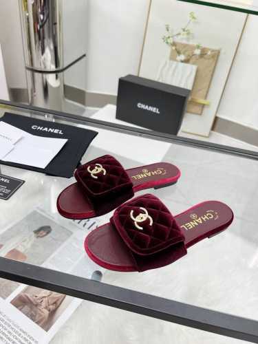 CHANEL 25早春新品 拖鞋火爆上市！黑色、米白、杏色、粉色、黑色真丝绒、酒红真丝绒35-43。像胶底