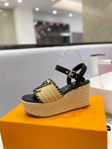 出厂 Louis *Uitton 独家新款新款发布会最新走秀款厚底凉鞋 香港原版购入一比一开模 今年的款式比去年增加了新原素 显得更为大牌 皮面款采用原版小牛皮