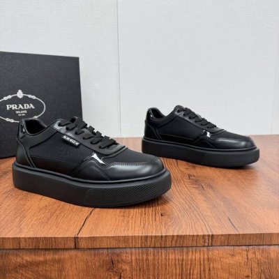 顶级版本Prada 普拉达 新款男士皮拼布运动鞋 厚底轻质休闲鞋！ 这款运动鞋融合优雅而创新的设计，用尼龙织物与光滑小牛皮打造，亮面皮革点点缀鞋面和后跟， Pr