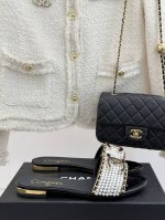 厂价 Chane*｜小香25C春夏新品 双C链条珍珠平底拖鞋 夏天的人字拖莫名让人感到自由 链条珍珠镶嵌了双C标志 太精致了 也太好看了吧 上脚超秀气显白！ 鞋