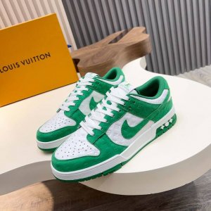 l.V* X Nike联名低帮休闲运动鞋，采用头层牛皮拼接原版帆布精心制作，侧身Logo装饰，双色橡胶鞋底、后侧鞋口和鞋跟处均带有品牌标志性细节，提升格调。时尚