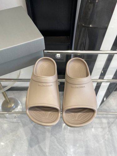 BALENCIAGE 巴黎世家 Pool Crocs 合作款厚底拖原版1:1还原，单码单模，大小合适，舒适度满满，后跟和原版一致有码标，所有鞋面颗粒感，鞋底纹路