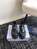 东莞代购级 Prada 全新升级 三角标松糕厚底乐福鞋 超级火爆的乐福鞋，松糕底经典乐福鞋的鞋面，特别的百搭好看 鞋底采用的是超轻Pu发泡，穿起来特别轻盈，鞋面