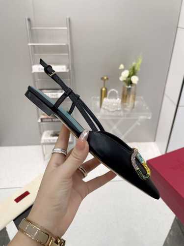 V家专柜最新配色重工打造经典高跟鞋，顶级版本绝对史上最强货 欢迎对比面料釆用进小牛皮漆皮内里印度羊皮，大底采用意大利进口真皮大底，舒适好穿楦型与专柜一致，优雅气