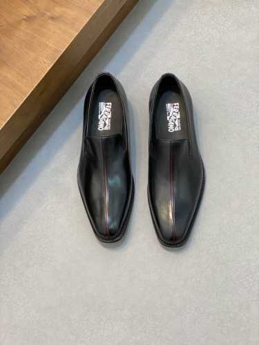 Ferragam* 菲拉格慕 男士正装商务皮鞋 顶级精品，独家发售。 这款皮鞋才有进口小牛皮制成，赋予独一无二的纹理，鞋型简约，造型经典，独具个性。搭配手工皮革