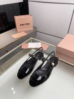 出厂价Pp皮的340布的310M Iu Miu春夏新款 公主少女风玛丽珍系列 珍珠链条饰扣条带装饰鞋面新颖别致 小方头设计风格 时尚简约 超级耐看 鞋帮：进口牛