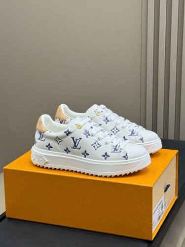 lv 驴家Ss25 Time Out 系列 压印字母小白鞋 板鞋 Monogram花卉运动鞋 吉祥物Vivienne 装饰悬挂于耀目铭文圈环之上，拼色牛皮勾勒后