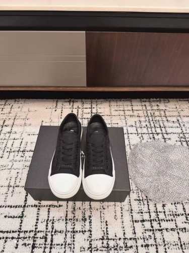 代购级 prada 普拉达 25Ss秋冬厚底球鞋 帆布鞋 科技帆布最新黑科技 相隔几年prada又给我们带来好看的饼干鞋了 时髦精绝对不能错过的必入款 没有任何