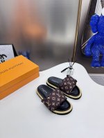 橙子出厂价p louis Vuitton 路易威登 Lv新配色 休闲魔术贴拖鞋 平底凉拖 情侣款 专柜同步更新 鞋面采用独一无二的驴家独特面料 面料轻盈透气 超
