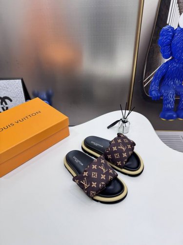 橙子出厂价p louis Vuitton 路易威登 Lv新配色 休闲魔术贴拖鞋 平底凉拖 情侣款 专柜同步更新 鞋面采用独一无二的驴家独特面料 面料轻盈透气 超