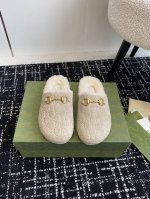 Gucci 24ss 秋冬新款羊毛复古大头包头拖， 勃肯羊毛拖第一眼看到这个鞋子感觉不起眼，没有过多的装饰很简单 但带有点复古味呆萌可爱随意搭配都好看脚感要求高