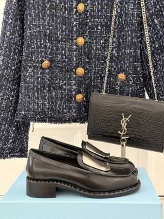 厂价 Prada 普拉达25Wf新品 复古五金装饰乐福鞋 经典百搭四季可穿 帅气十足 日常穿搭、上班通勤的搭配利器 轻松穿出各种风格，随意搭配就很好看！ 定制开 - 点击图像关闭