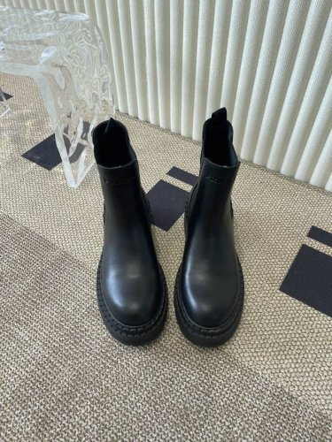 Prada 普拉达 顶级版本松糕厚底口袋三角标 原版定制，众多网红上脚，这款鞋，注塑三角字母luogo工艺，今年非常小爆，穿上休闲运动两不失误 ①面料：定制牛皮