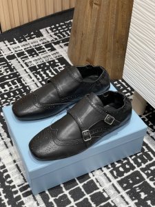 半拖 -单鞋 -25Ss春夏新款Prada复古手工雕花皮雕扣平底乐福鞋 半拖鞋这款鞋履着意呈现经典与复古格调，兼具阳刚气质与柔美风情，形成二元对比，彰显Prad