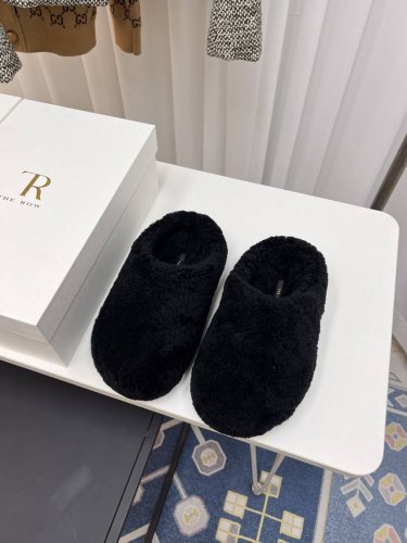 高品质出厂 The Row 24ss 秋冬新款复古大头包头拖 勃肯羊毛拖 第一眼看到这个鞋子感觉不起眼，没有过多的装饰很简单 但带有点复古味呆萌可爱随意搭配都好