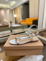价格P： 吉安维托 罗西 Gianvito Rossi 吉安维托 罗西 Gianvito Rossi 秉承了其传统意大利工艺，专注精巧细节，打造优雅女人味，每一