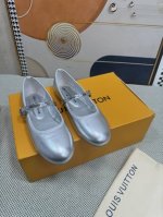 顶级版本 LV 新款单鞋 这款 Helios 凉鞋采用漂白Monogram 牛仔帆布制成，搭配天然皮革饰边，引人注目。该表款以精致的金色细节为特色，例如灵感来自