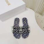 Dior棉质凉拖专柜最新Dway电绣经典款一字拖 平底 高跟 鞋面饰以MISS DIOR图案标志刺绣，以现代风格全新演绎1960年代时尚风格，设计时尚，可轻松打