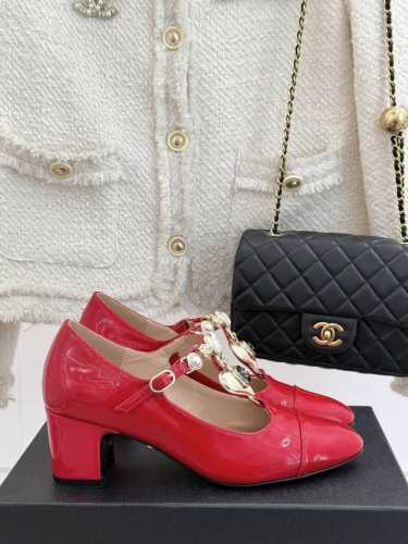 厂价 Chane* ｜小香25C春夏新品爱心 宝石T字带粗跟玛丽珍鞋 香家美鞋必入清单里不能少了它！ 这类鞋型就是典型的经典款 爱心金属链条点缀显得整个人 贵贵