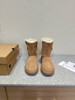 UGG 油叽叽 秋冬新款 包头拖鞋 毛毛拖鞋 棉鞋 真的是必须人手一双！慵懒随性的代表 穿搭上脚真的很高级 上脚包裹感超nice 很舒服，懒人必备，可以搭配衣柜