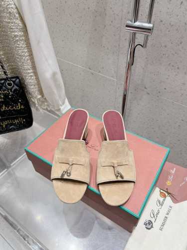 Loro Piana 25春夏Lp顶级版本英伦宝石吊坠夹脚平底拖鞋凉鞋 原来这就是传说走两万步都不会累脚的夹脚凉鞋把颜值和脚感都拿捏住了，上脚一走就会被彻底沦陷