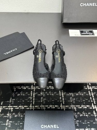 chane+L 经典Slingback 小香后空凉鞋 就像Coco香奈儿女士说的：流行稍纵即逝，但风格永存！这双后空鞋就是香家经典中的经典！双色搭配，简约精致，